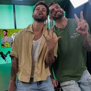 Rodrigo Mussi e Nizam posam nos bastidores do programa Mussi de Climão