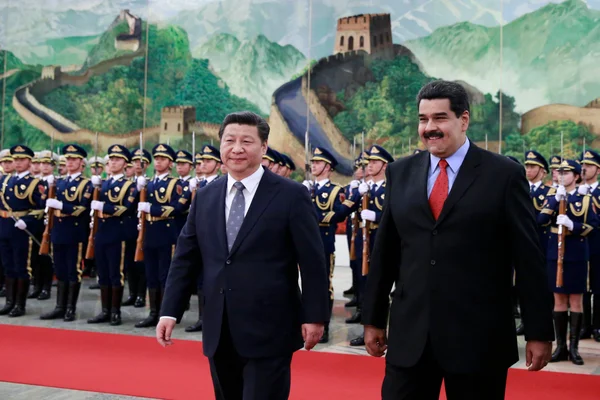 Imagem colorida mostra Nicolás Maduro e Xi Jinping - Metrópoles