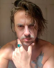 "É sobre empreender, botar a cara. Aqui não tem vítima, tem herói", escreveu ele