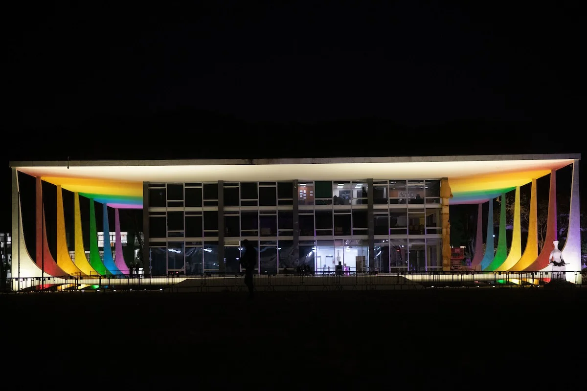 Supremo Tribunal Federal com as cores da bandeira Supremo Tribunal Federal com as cores da bandeira