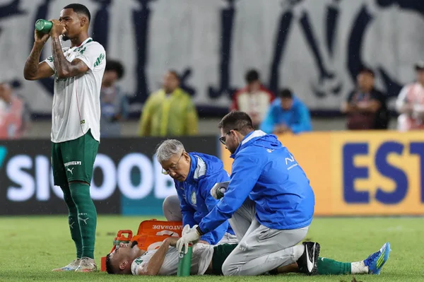 Imagem colorida Andreas Pereira recebendo atendimento médico