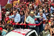 Lula cumprimenta apoiadores no bairro de São Miguel Paulista, na zona leste de São Paulo Lula cumprimenta apoiadores no bairro de São Miguel Paulista, na zona leste de São Paulo