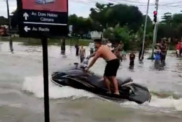 Vídeo: em Recife, homens usam jet ski para circular por ruas inundadas