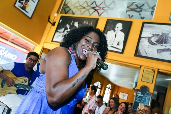 Cantora Dhi Ribeiro festeja aniversário com roda de samba entre amigos