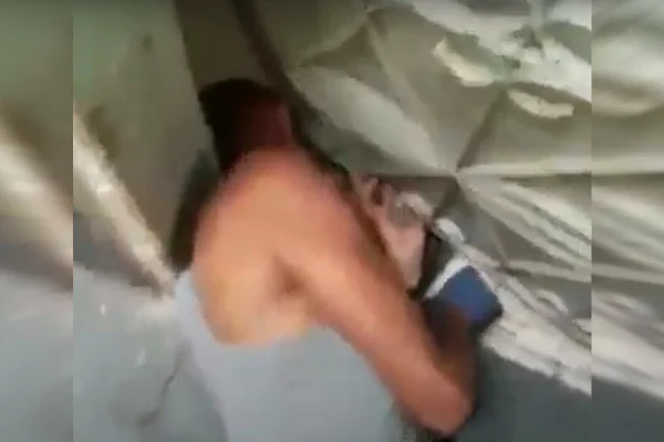 Vídeo: ladrão prende cabeça em porta ao tentar invadir casa no DF
