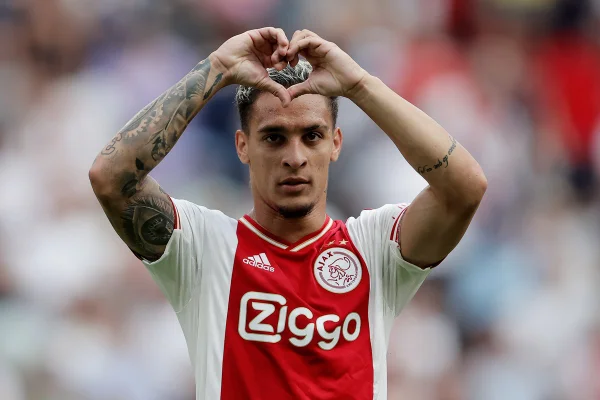 Antony comemorando gol pelo Ajax