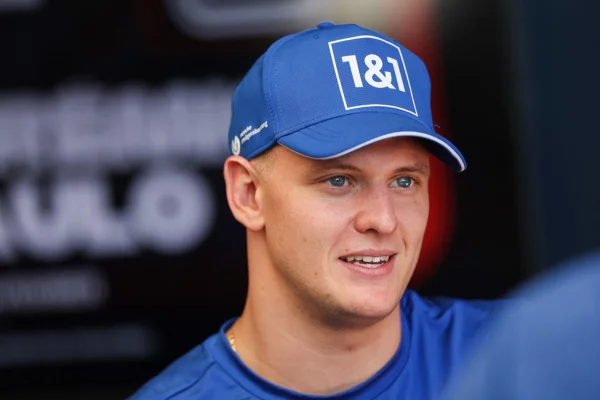 Mick Schumacher dando entrevista
