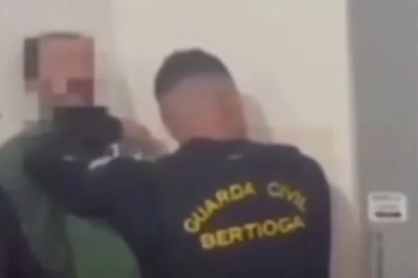 Imagem colorida de GCM de Bertioga segurando homem pelo pescoço. Metrópoles