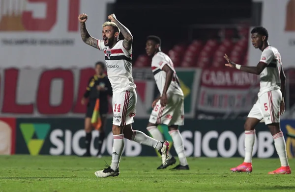 Com gol nos acréscimos, São Paulo vence segunda seguida no Brasileirão