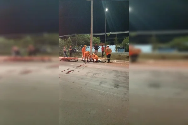 Motociclista morre após bater em poste