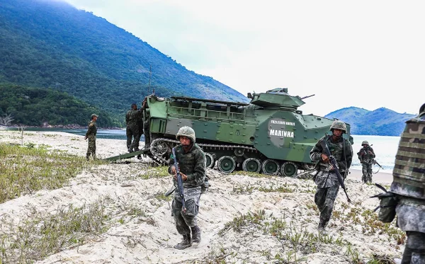 Foto colorida de soldados dos Fuzieleiros Navais e tanque da Marinha - Metrópoles