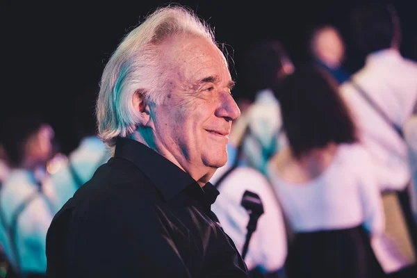 Com luvas especiais, João Carlos Martins volta a tocar piano