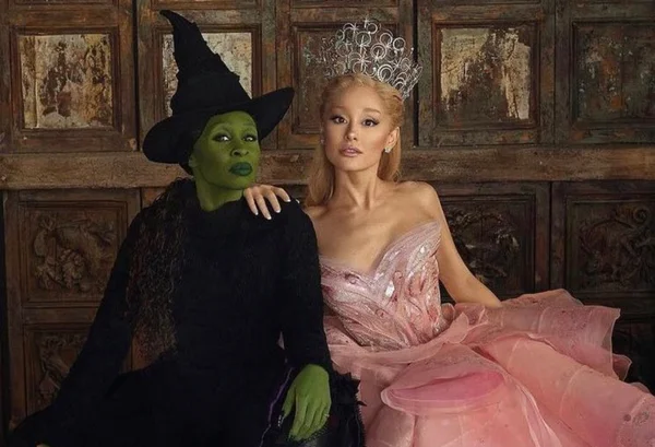Fotografia colorida de Ariana Grande e Cynthia Elvira em Wicked