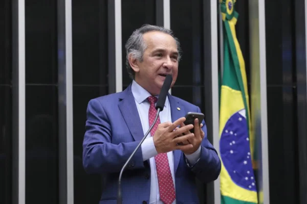 Imagem colorida mostra o deputado Dr. Jaziel | Metrópoles