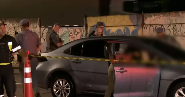 Imagem de carro cercado por policiais - Metrópoles