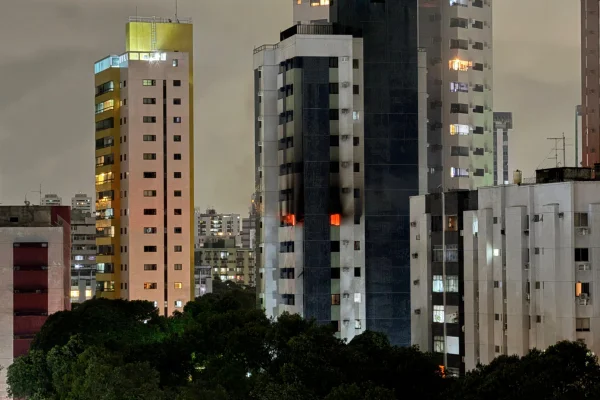 Imagem colorida, Uma pessoa ficou ferida após apartamento pegar fogo no bairro do Espinheiro, no Recife- Metrópoles