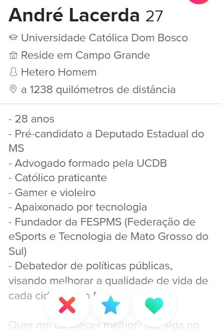 Ele se descreve como um "debatedor de políticas públicas" Ele se descreve como um "debatedor de políticas públicas"