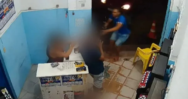 Imagem colorida do homem assaltando comércio usando uniforme escolar, em Salvador (BA) - Metrópoles