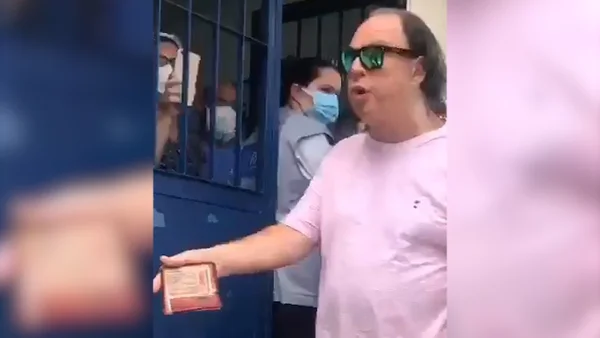 Homem, sem máscara, tenta entrar em posto de vacinação no Rio