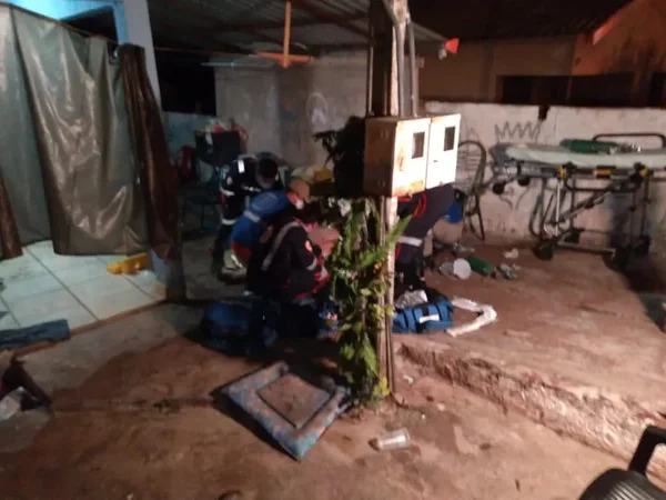 PR: homens chegam de moto e matam mulher com 11 tiros na porta da casa