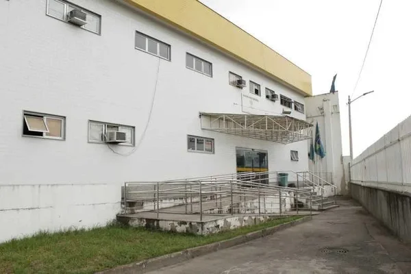 Corpo carbonizado é encontrado dentro de carro no Rio de Janeiro