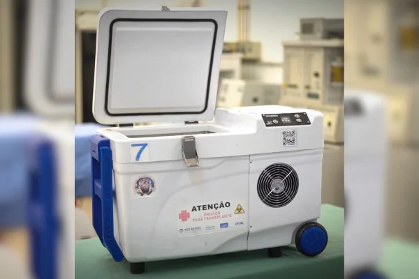 imagem colorida de caixa branca para transplante de órgãos - Metrópoles