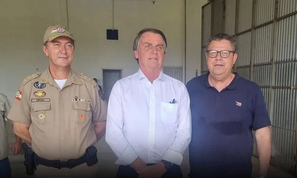 Deputado Coronel Armando (camisa azul) à esquerda de Bolsonaro