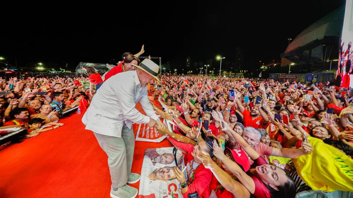 Lula durante ato antes das eleições Lula durante ato antes das eleições