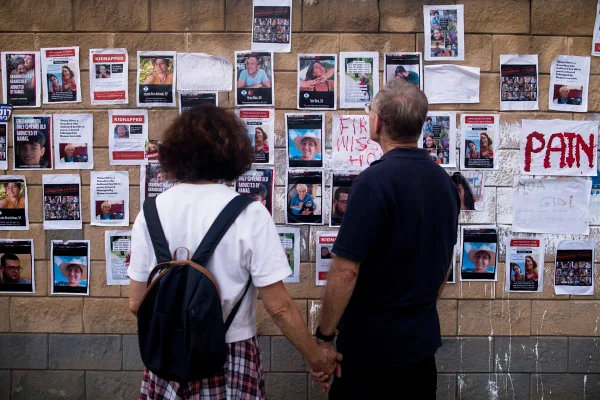Foto colorida de pessoas sequestradas pelo Hamas em Israel - Metrópoles