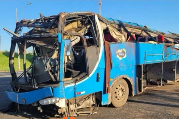 Imagem colorida mostra ônibus capotado após acidente. Metrópoles