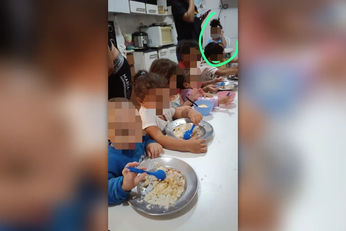 Ainda, de acordo com a mãe, ela recebia apenas os restos de comida Ainda, de acordo com a mãe, ela recebia apenas os restos de comida