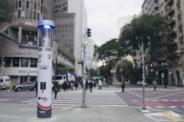 Imagem colorida de um toten de monitoramento em uma rua de São Paulo