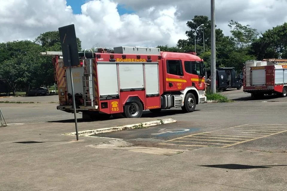 Corpo de Bombeiros e Polícia Militar atuam no local da suspeita Corpo de Bombeiros e Polícia Militar atuam no local da suspeita