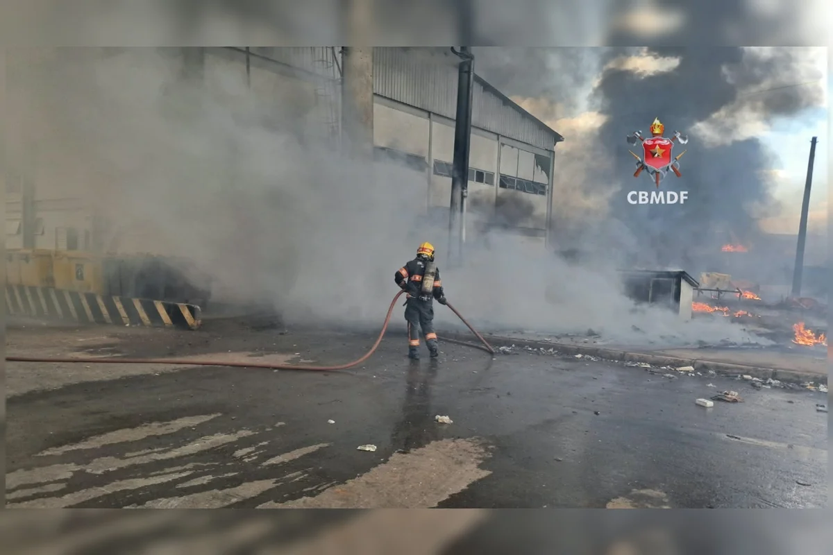 Um incêndio de grandes proporções atingiu um galpão de recicláveis na Cidade do Automóvel (DF) Um incêndio de grandes proporções atingiu um galpão de recicláveis na Cidade do Automóvel (DF)