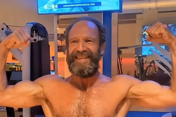 Ralph Fiennes, ator de Voldemort, exibe físico definido em filme