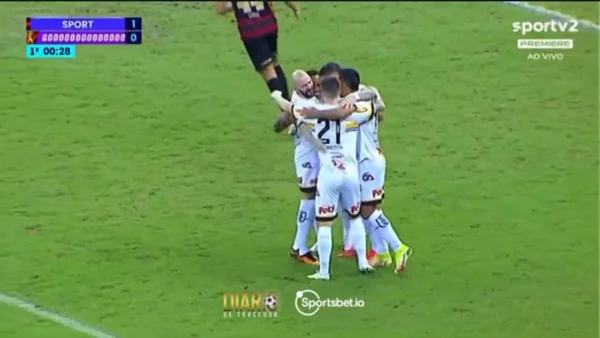 Vídeo: jogador do Sport faz gol contra bizarro na Série B