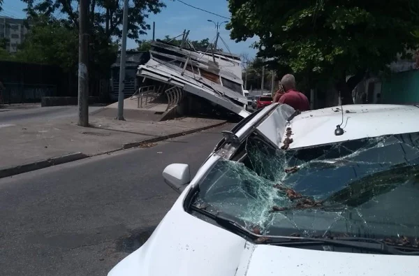 Teto de estação do BRT desaba em Campo Grande, no Rio