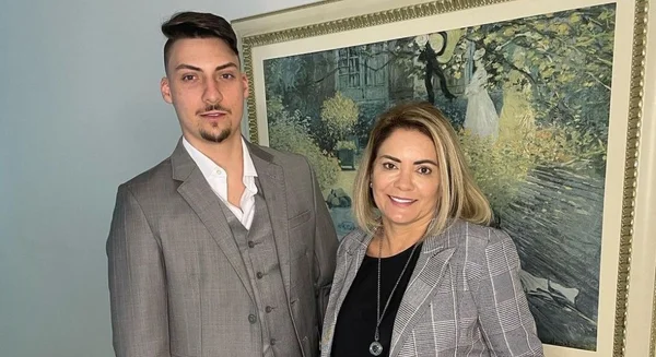Jair Renan Bolsonaro com a mãe, Ana Cristina Valle