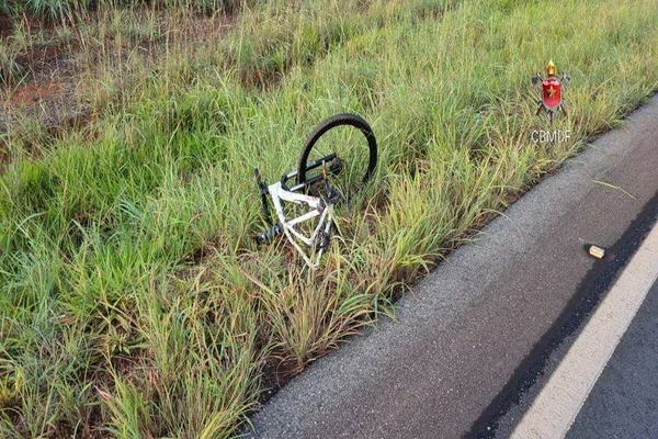bicicleta no meio da grama