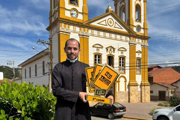 Pároco de Areias, no interior paulista, o padre Caio de Melo escolheu Vô Tonho como dupla no Truco Masters. Eles ganharam R$ 40 mil - Metrópoles
