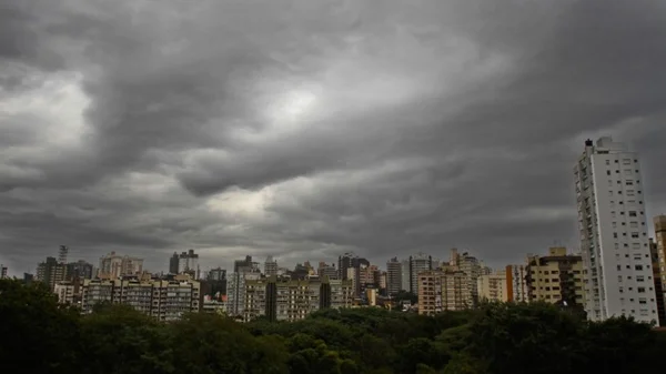 Ciclone traz ventos de mais de 100 km/h e deixa milhares sem luz no RS