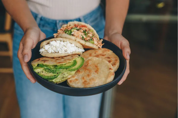 Foto colorida de arepas - Metrópoles
