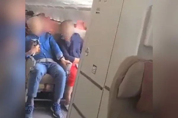 aviao abre porta coreia do sul - Metrópoles