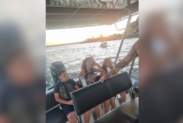 Um passeio de pedalinho e stand-up paddle quase terminou em tragédia para uma família, na tarde desta quarta-feira (25/7).