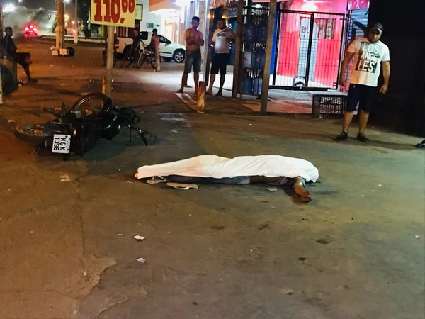 “Justiceiro” flagra assalto a vendedor de cartões, mata ladrão e foge