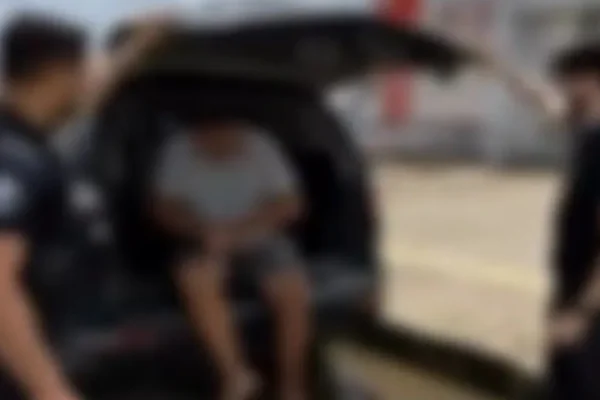 Imagem borrada de homem sendo preso