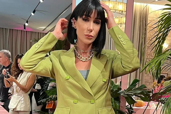 Michelle Barros podsa de blazer verde - Metrópoles