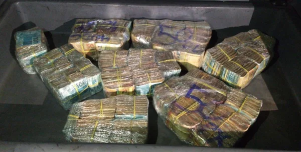 Em blitz, PM apreende R$ 400 mil do tráfico de drogas dentro de carro em BH