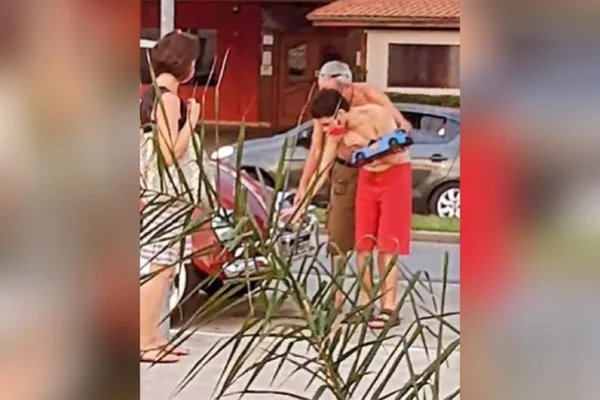 Pai ajuda filho com deficiência visual a “ver” fusca e vídeo viraliza