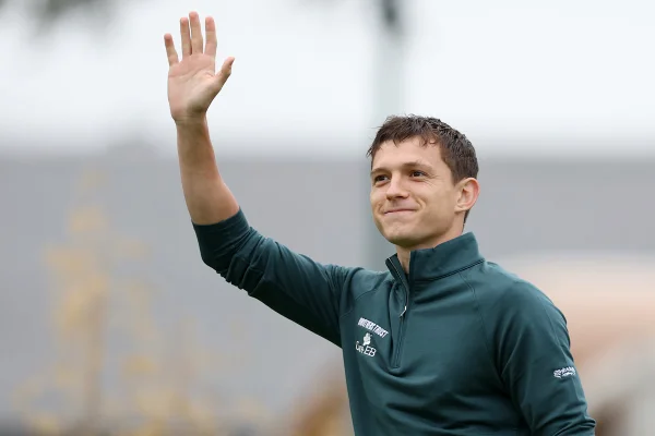 Tom Holland cumprimenta o público no primeiro tee durante o Pro-Am antes do BMW PGA Championship 2024 no Wentworth Club em 18 de setembro de 2024 em Virginia Water, Inglaterra